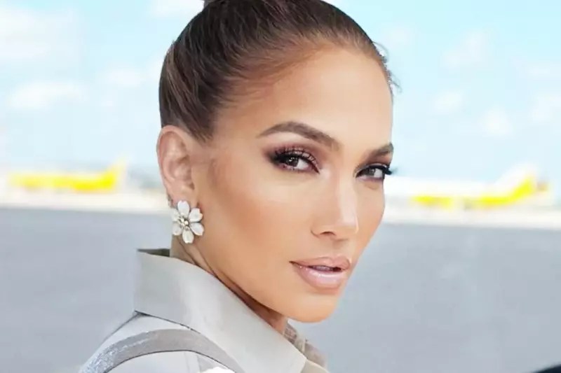 Hot and flawless at 53! Jenn poses naked to silence the haters - Scion