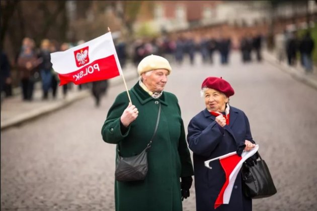 Сразу на 7 лет в Польше снизили пенсионный возраст / За рубежом