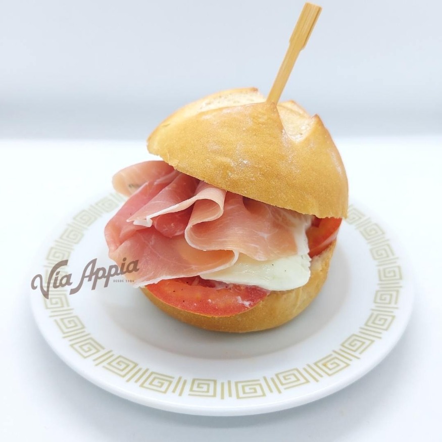 PAN MIGNON RELLENO CON MOZZARELA DE BÚFALA Y PROSCIUTTO DI PARMA Via