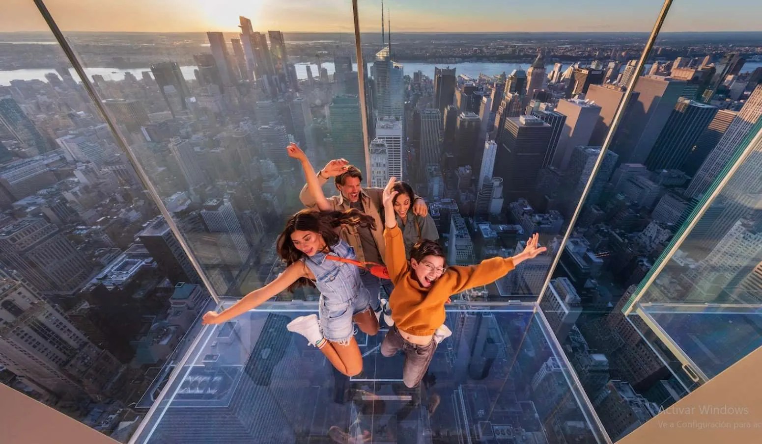 Abre mirador de cristal a más de 300 metros de altura sobre Nueva York