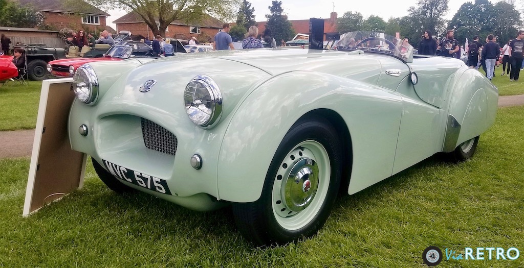 Sunshine and Classics at the Wallingford Vehicle Rally ViaRETRO