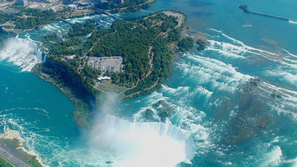 Vista Satelital de las Cataratas del Niagara Entre Estados Unidos y Canadá