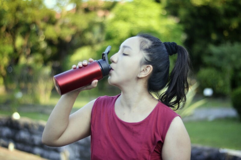 Peribahasa Sambil Menyelam Minum Air / sambil menyelam minum air