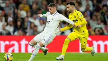 فالفيردي ولاعب فياريال خلال اللقاء