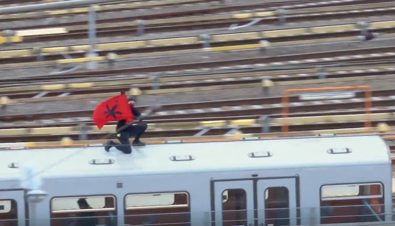 Dieses Video zeigt einen Schwarzfahrer auf dem Dach einer fahrenden UBahn