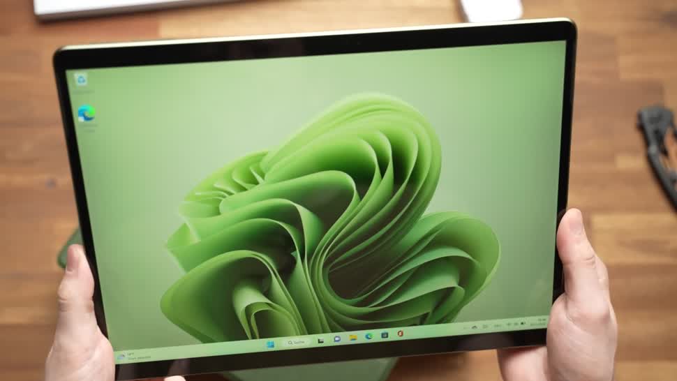 Microsoft Surface Pro 9 mit Slim Pen 2 und Tastatur ausgepackt Tech