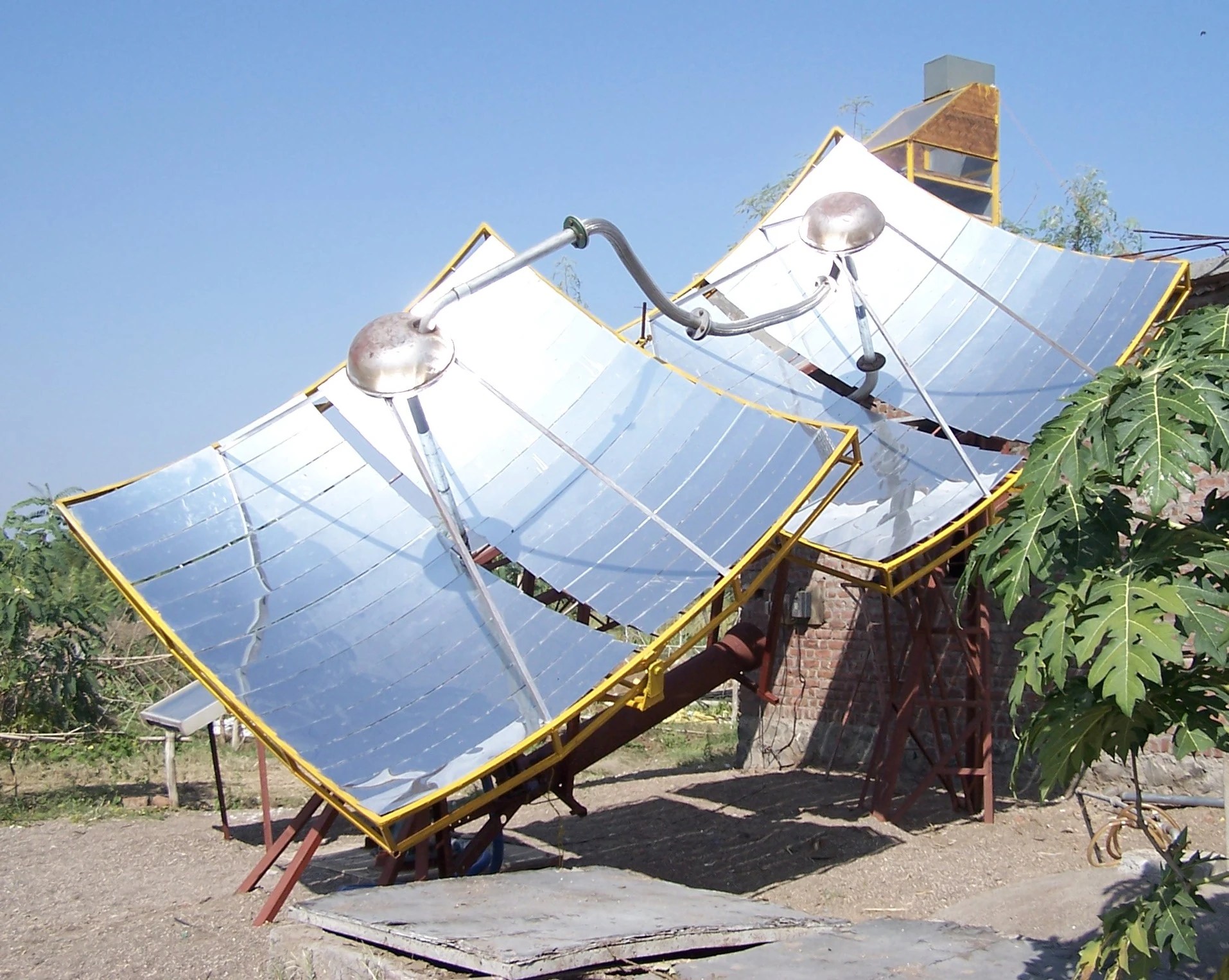 Parabolic solar concentrator for industrial heating Solar Cooking