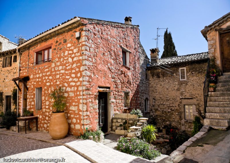 Le village de Tourrettes sur Loup Poterie La Bergerie