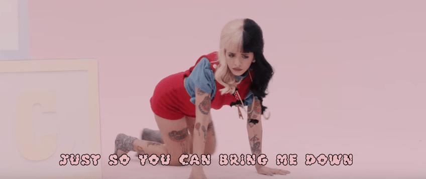 Videocultuur de ongemakkelijke meisjesachtigheid van Melanie Martinez