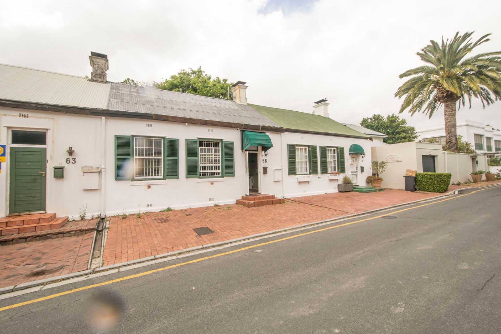 Stunning position 50m from the Newlands Village hub. Vineyard Estates