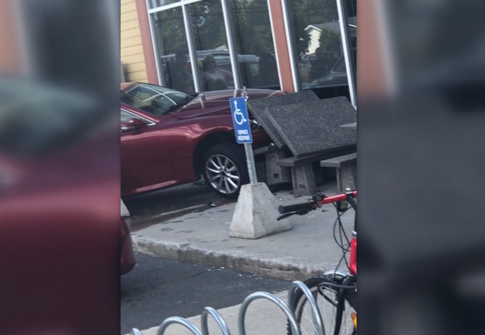 Une conductrice percute le mur d’un IGA à Drummondville Vingt55