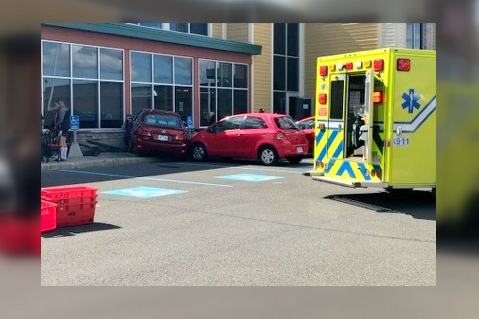 Une conductrice percute le mur d’un IGA à Drummondville Vingt55