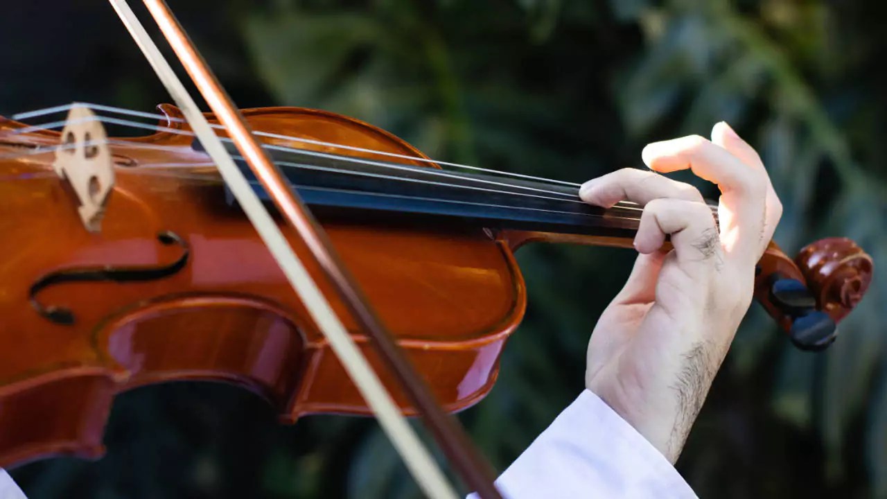 How to do Vibrato on the Violin Easy Guide Violinspiration (2024)