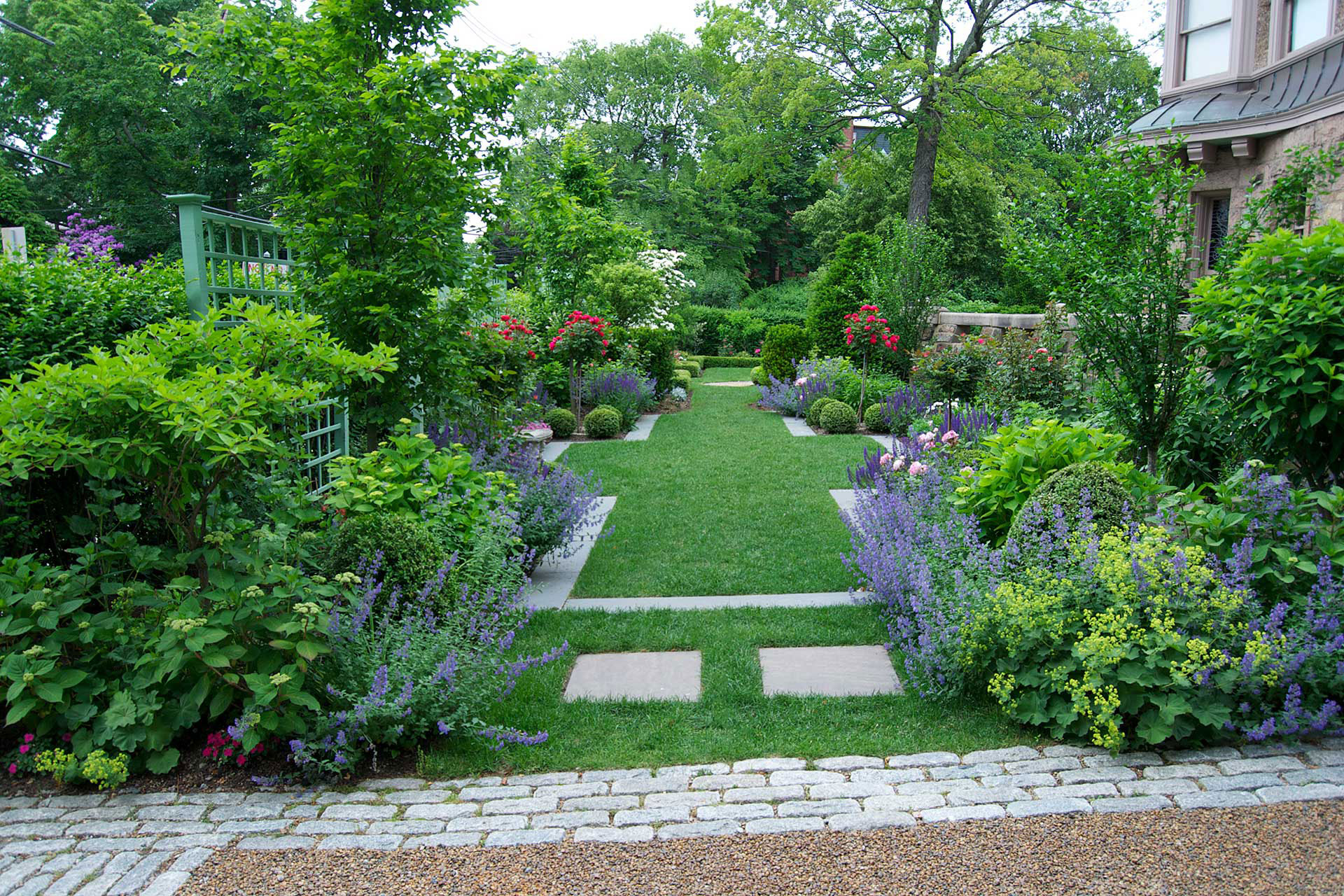 50 Fresh Flower Bed Designs for Homeowners With Green Thumb Viral Homes