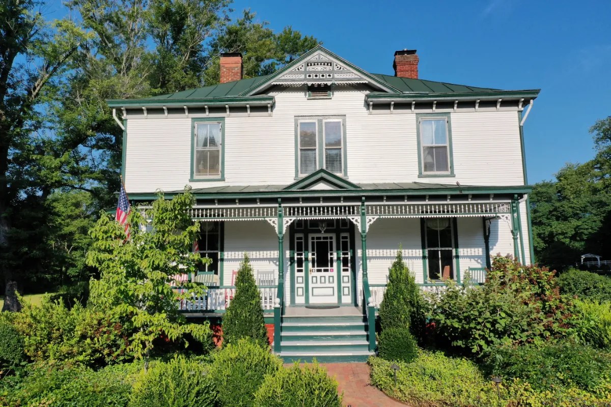Afton Mountain Bed & Breakfast 🏠 Virginia Historic Homes for Sale