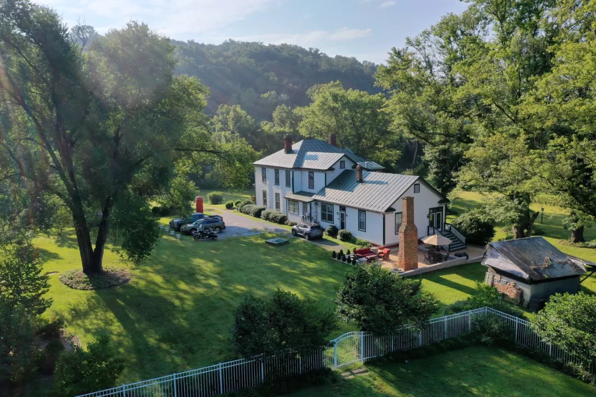 Afton Mountain Bed & Breakfast 🏠 Virginia Historic Homes for Sale