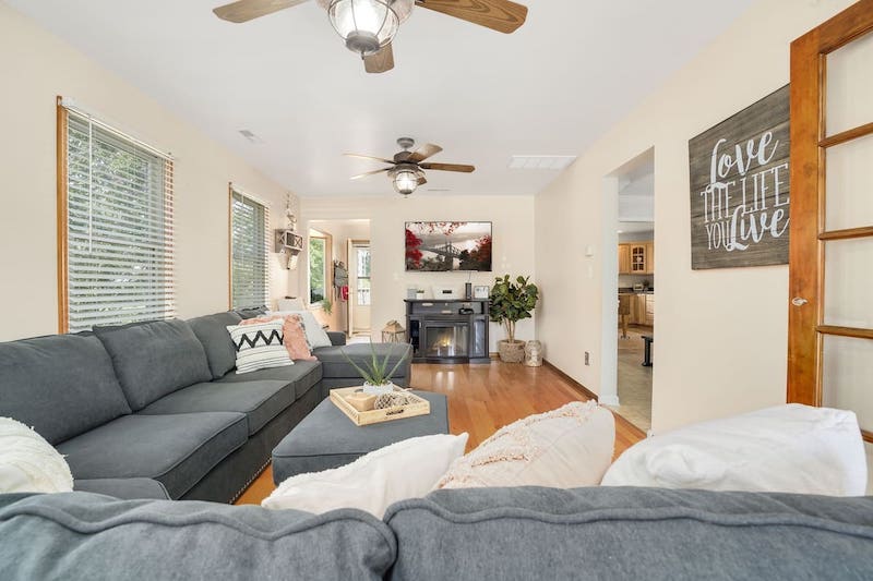 10 Beautiful Airbnbs in Chincoteague (+ Seaside Rentals)