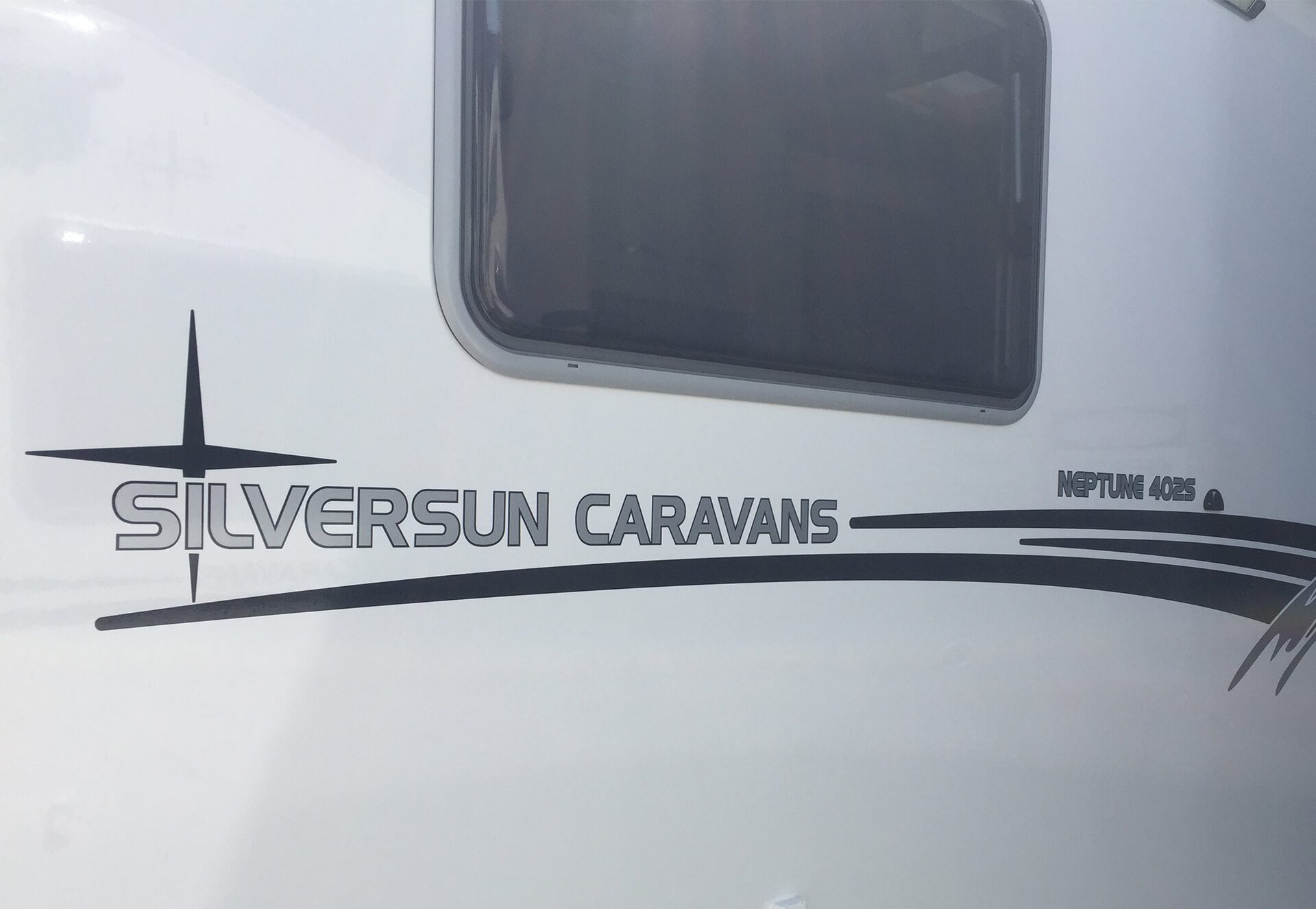 Neptune 402S (East West King Option)