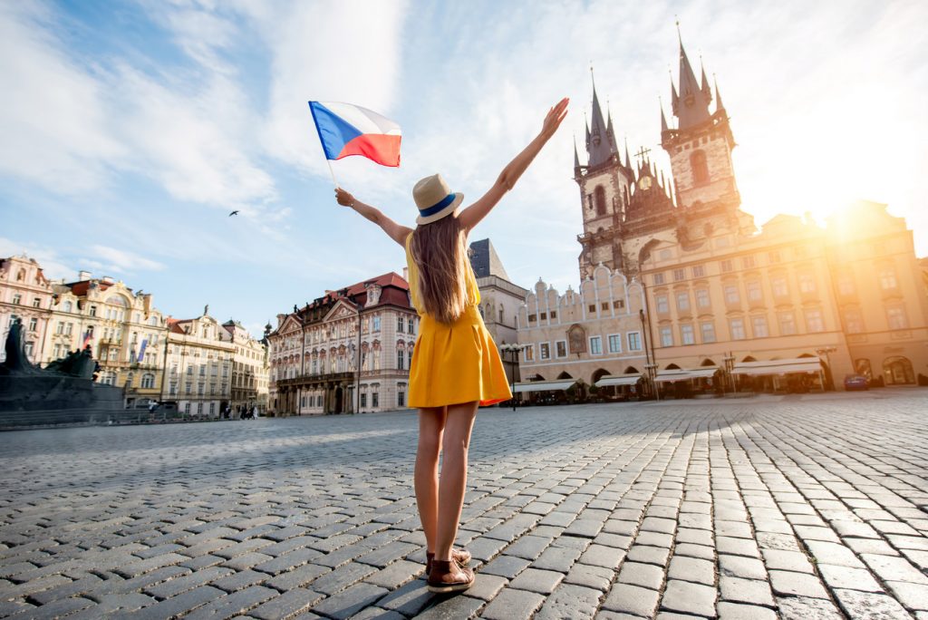 Работа в Чехии для русских и украинцев в 2021 году как ее найти без