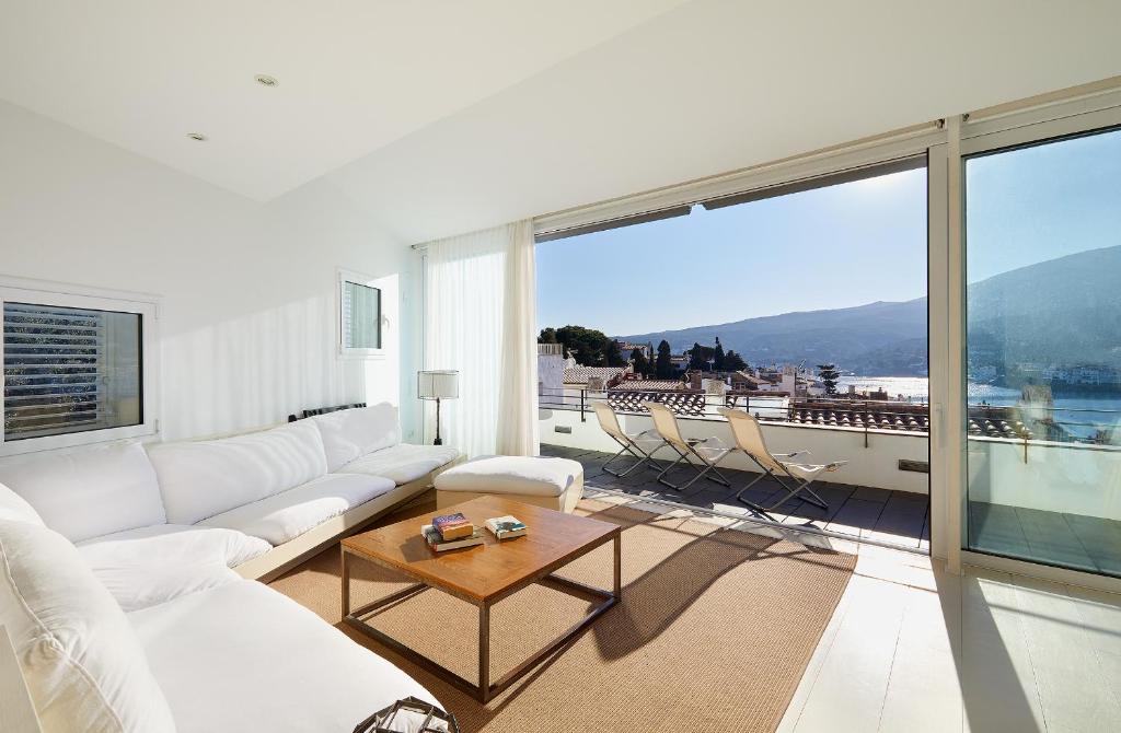 Canvas Apartments and Lofts • Visita Cadaques