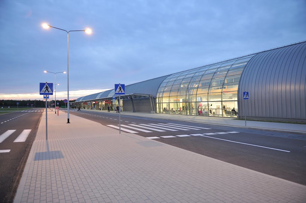 Private transfer from Modlin Airport (WMI) to Warsaw city center