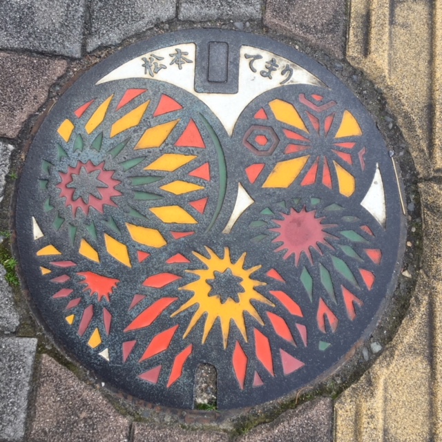 ฝาท่อสีสดใสน่าถ่ายรูป