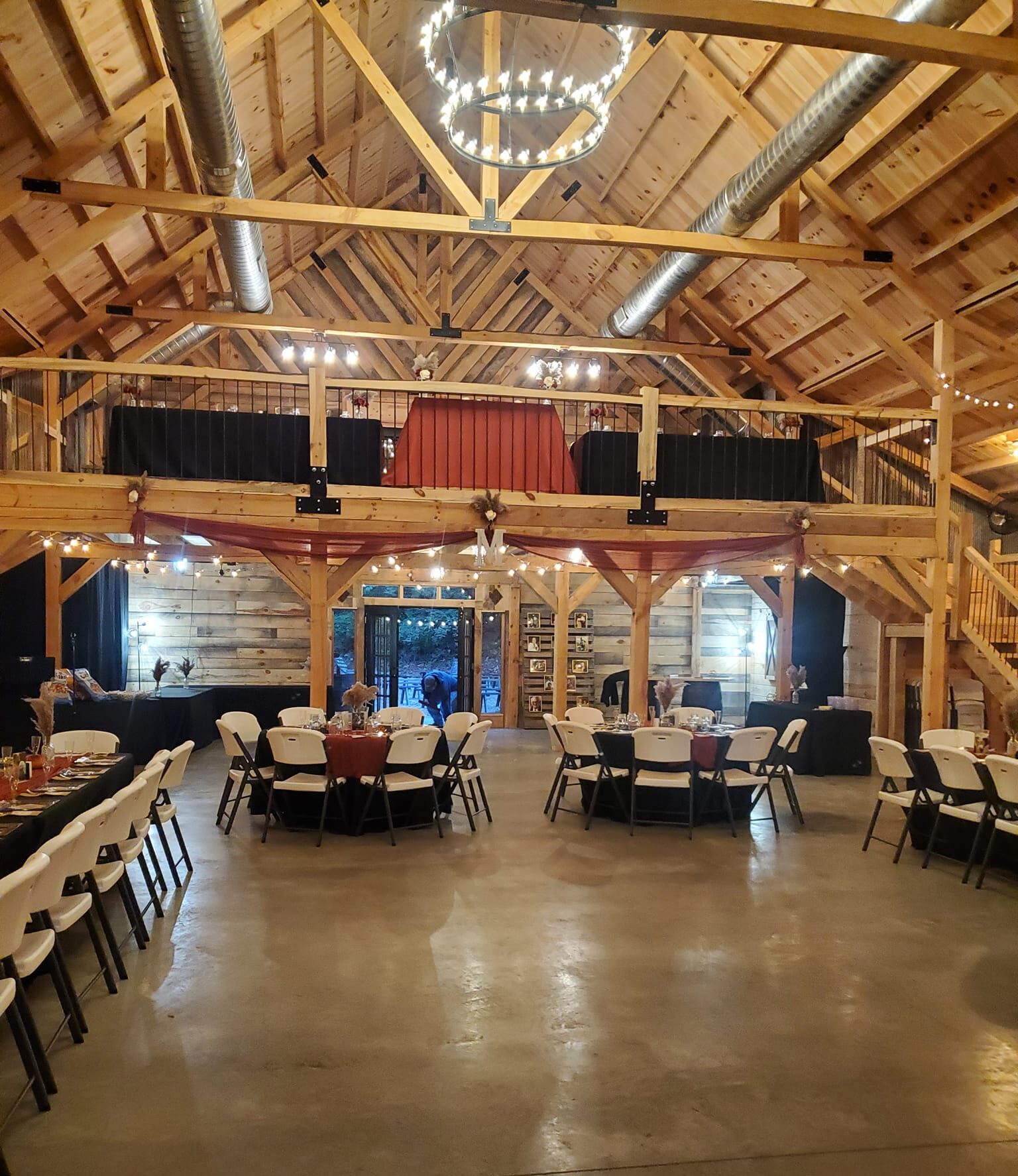 Moonlight Pine Event Barn visitSI