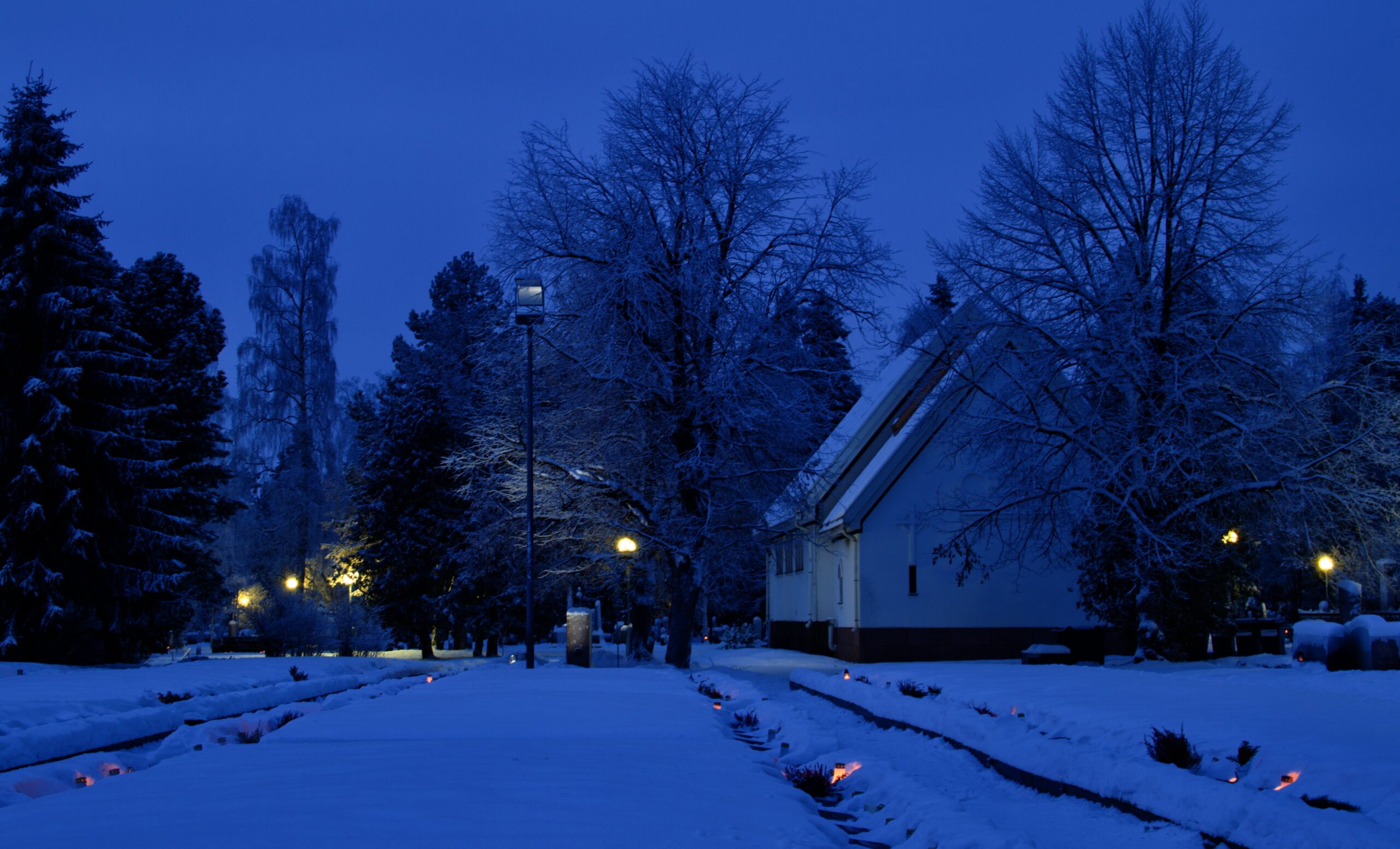 Kuva Intiön vanha kappeli sinisen hetken aikaan, Oulu Visual Finland