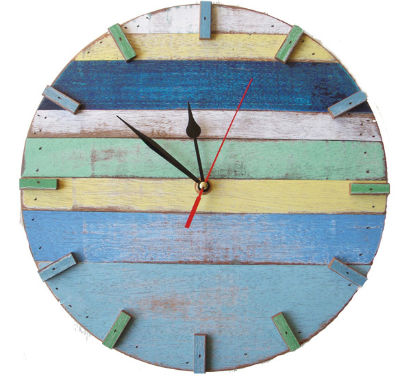 Reclaimed wood retro wall clocks by Bambeco Visuall