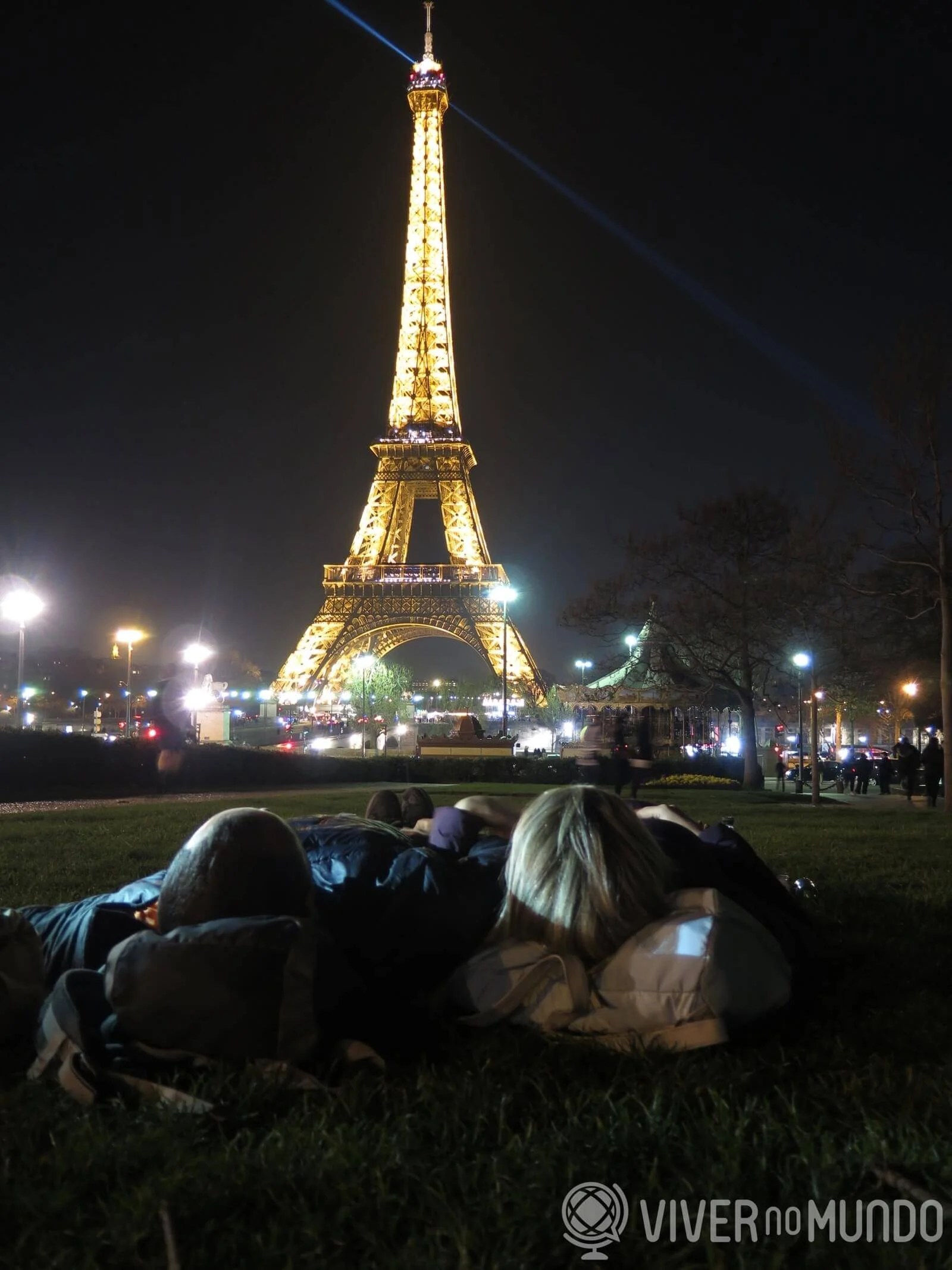 O que fazer em Paris Piquenique aos pés da Torre Eiffel.