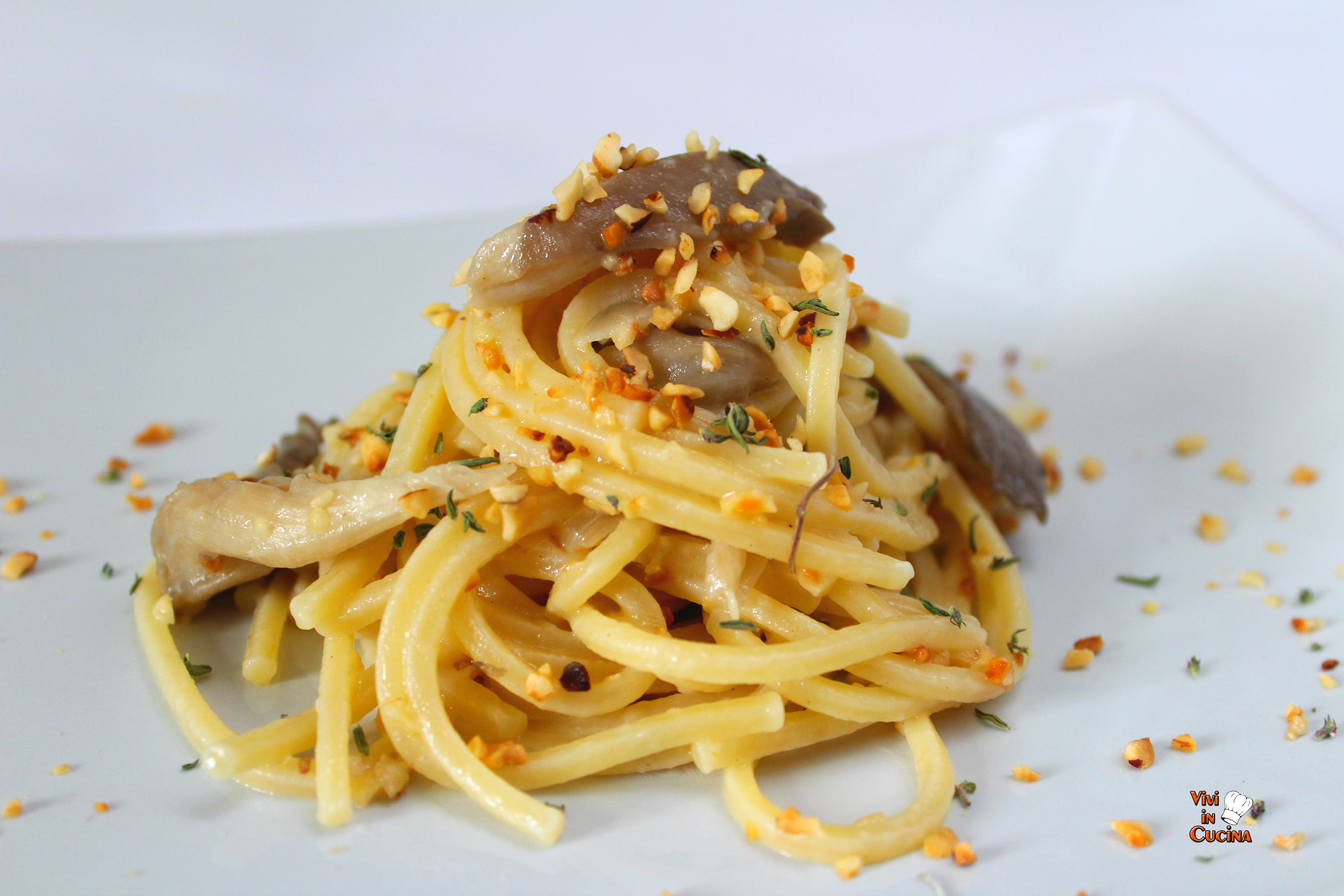 Spaghetti alla chitarra con funghi e nocciole Vivi In Cucina