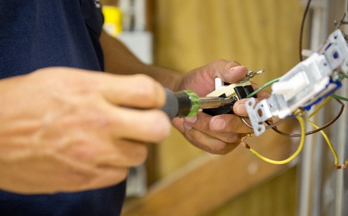 List of 12 best electrical safety tips