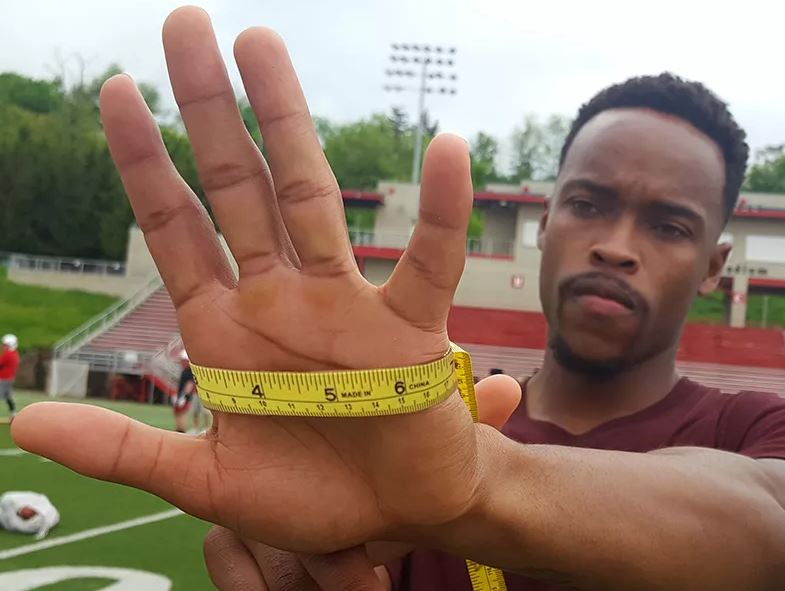 How to Choose the Right Football Glove Size