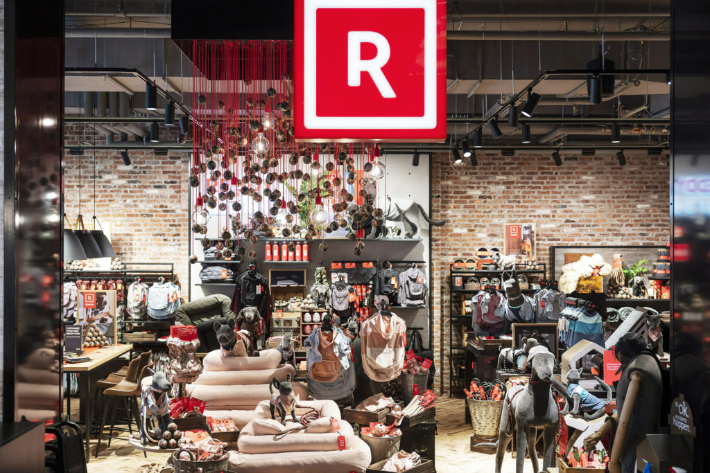 Petco Unveils New Flagship in New York Visual Merchandising and Store