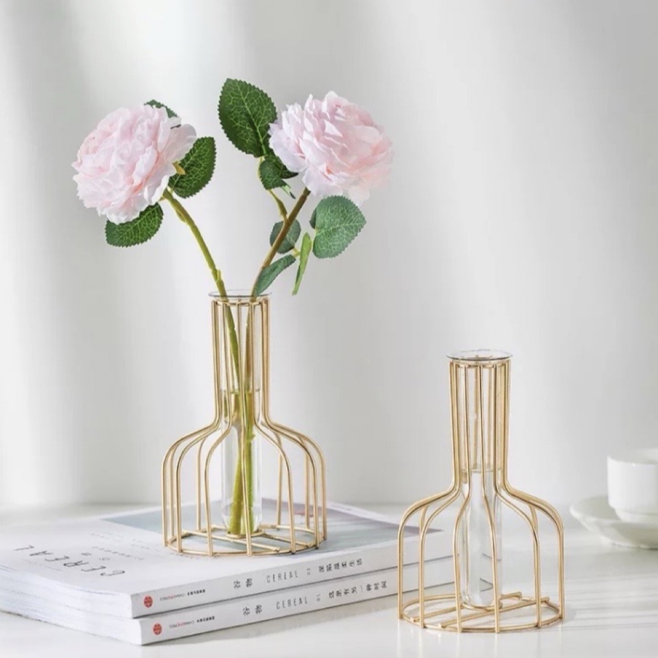 Small metal vase VoguishHome