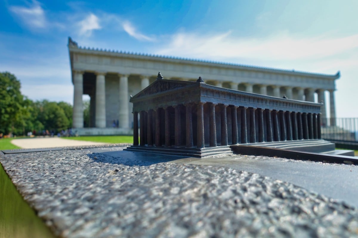 Walhalla beeindruckende Ehrenhalle hoch über der Donau