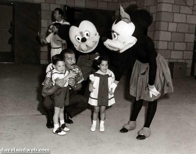 12 Creepy Vintage Disneyland Photos That Will Give You Goosebumps