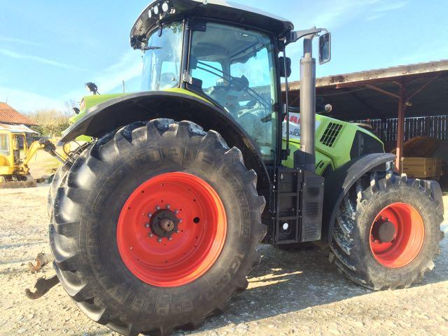 Location Tracteur agricole CLAAS 230 cv Location