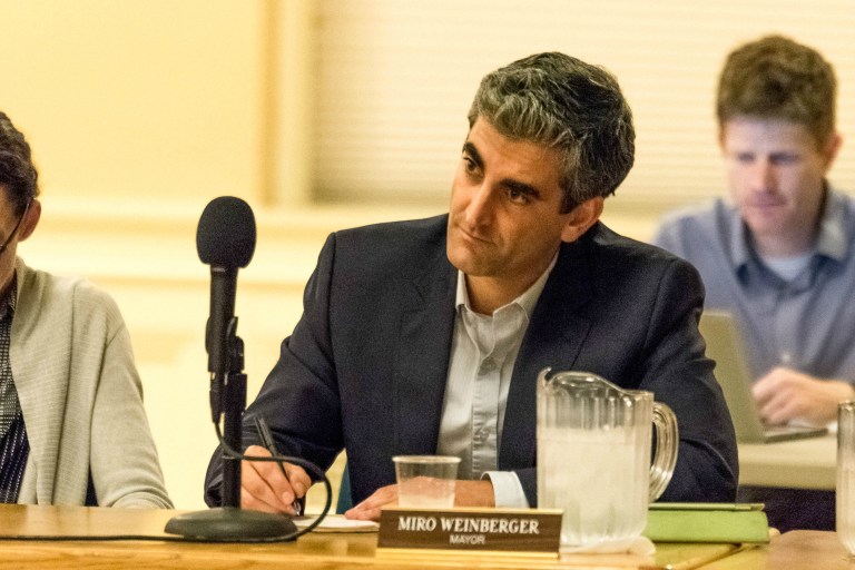 Weinberger says he may take 20 days to decide on F-35