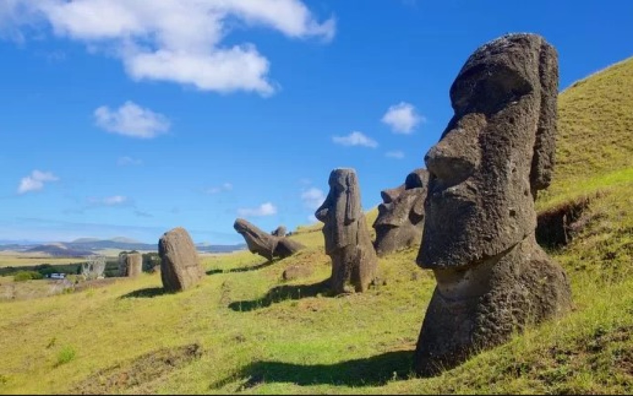 Rapa nui airport, formerly known as easter island, has plenty of elements of its native culture and at the airport, you can buy tickets to rapa nui national park or one of its many attractions, like the rano. Tour dia completo por Rapa Nui - Los mejores tours y ...