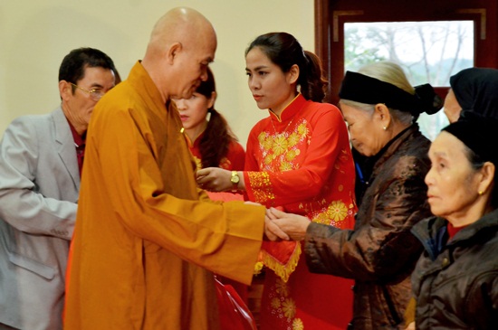 Tặng sổ tiết kiệm, quà cho Mẹ VNAH, gia đình có công tại Tân Trào Tuyên