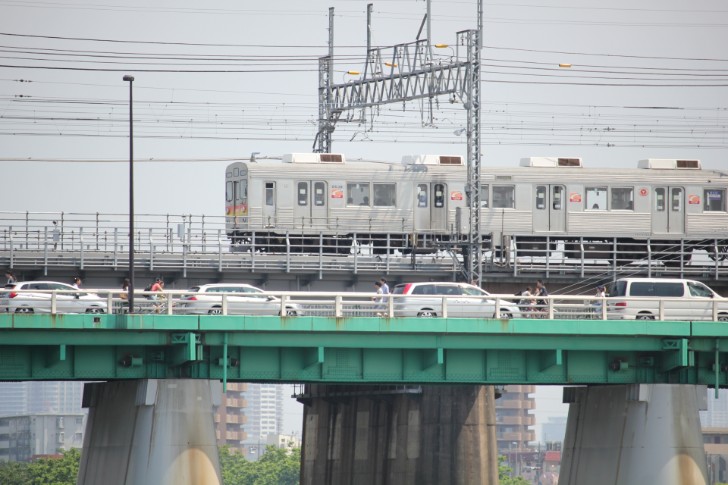 電鉄急行 No Twitter: "□田園都市線7200系4連 大井町～すずかけ台またはつきみ野間が田園都市線 だった頃の1970年代に青葉台駅で撮影した7200系オール先頭車の4連。すでに鷺沼以西の切り離し2連は解消されていましたが、今18Ｍの4連が走ったら…大 混雑ですね。＃東京急行 ... 東急田園都市線の朝の混雑は？混雑の理由は？沿線利用者に聞いてみました | わちろぐ