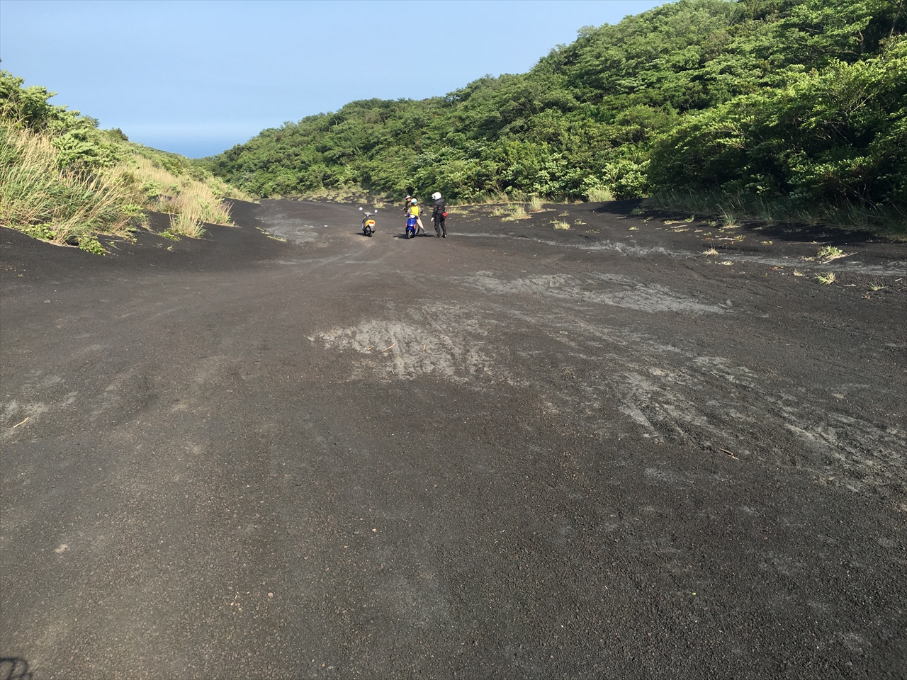充実！東海汽船主催「島トレ・レンタル原付バイクで巡る伊豆大島ツアー」（4）火山砂礫の黒砂漠をバイクで！