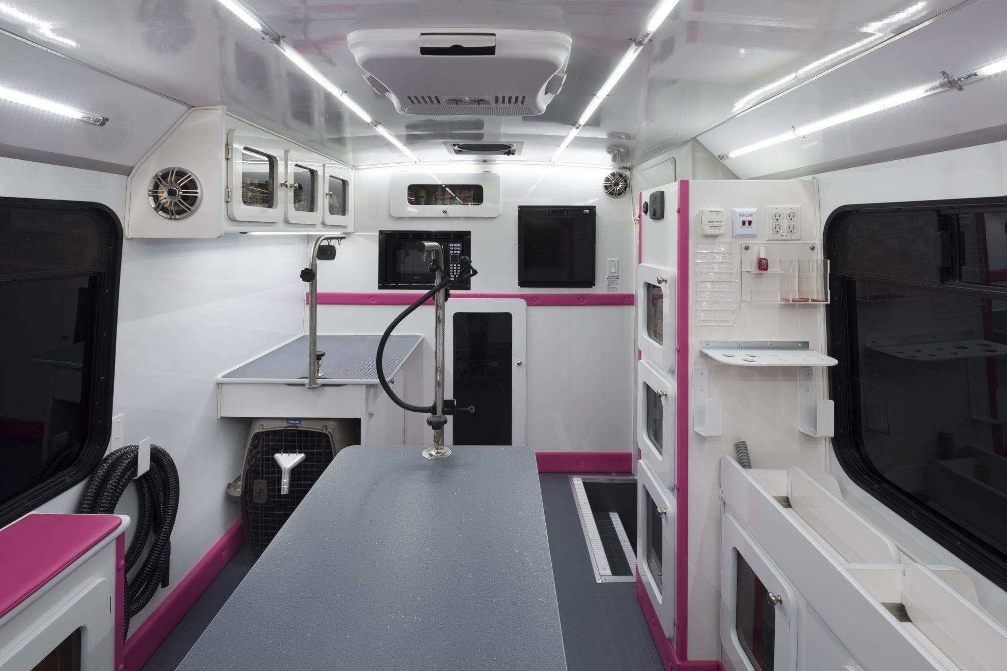 Pet Stylist Elite Mobile Pet Grooming Bus Wag'n Tails