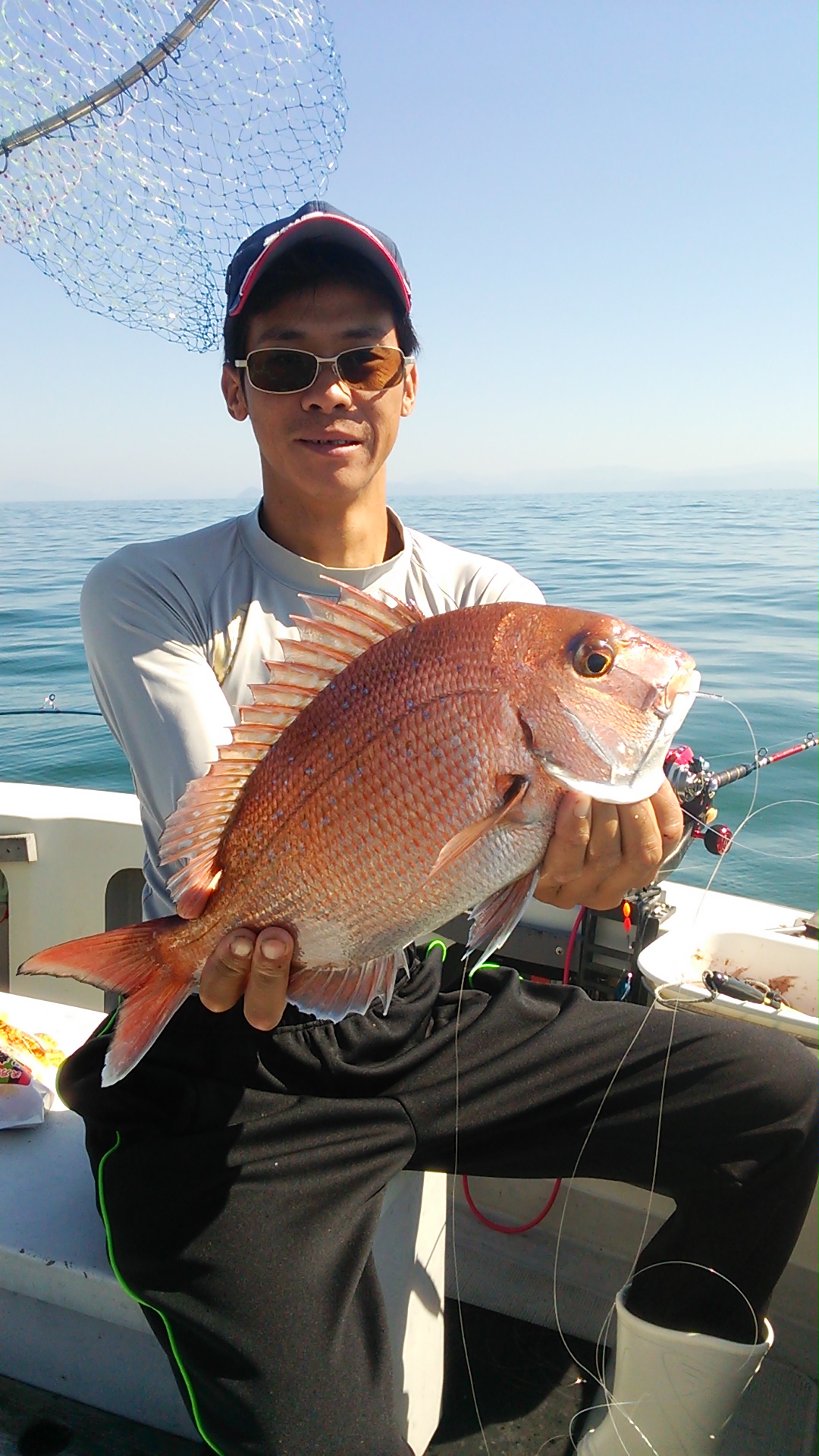 10月19日小浜冲へ天秤釣りでタイ、イサキ 釣りに出港、タイ45 〜40cm5匹、イサキ25 〜35cm64匹、サバ45cm 8匹でした