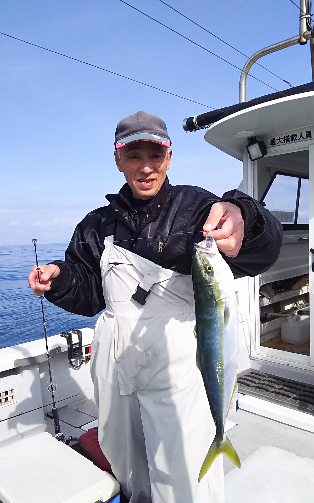 2月5日小浜沖へジギング、天秤仕掛けでハマチ、マダイ釣り に出港、ハマチ15匹、マダイ70cm1匹、アジ25～30cm15 匹でした