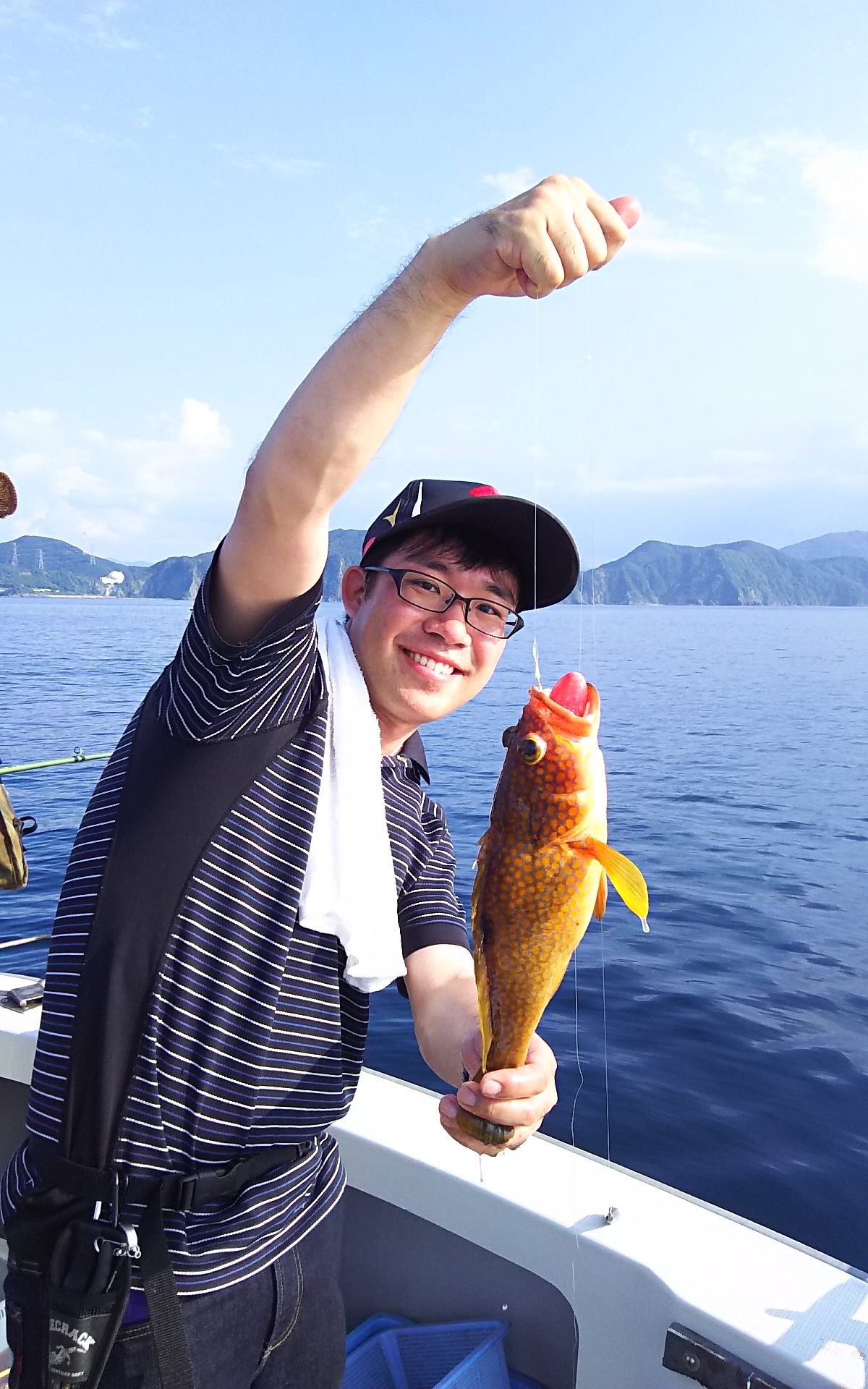 7月29日小浜沖へ、五目釣り、イカ釣りに出港、タイ40cm 1匹、小鯛7匹、アコウ、サバ各1匹、マイカ70パイでした。 日本海小浜の釣り船わかさⅡ