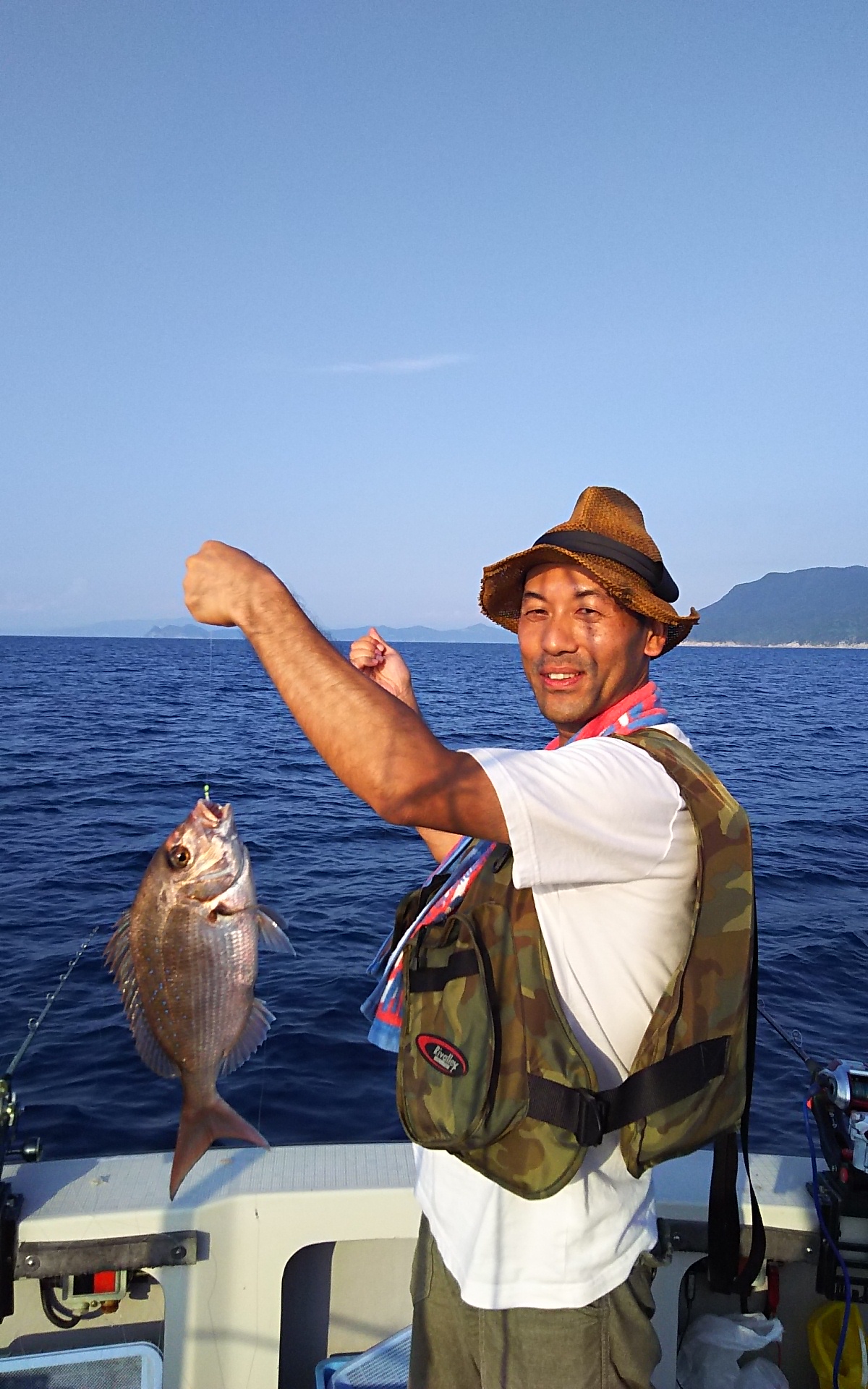 7月29日小浜沖へ、五目釣り、イカ釣りに出港、タイ40cm 1匹、小鯛7匹、アコウ、サバ各1匹、マイカ70パイでした。 日本海小浜の釣り船わかさⅡ