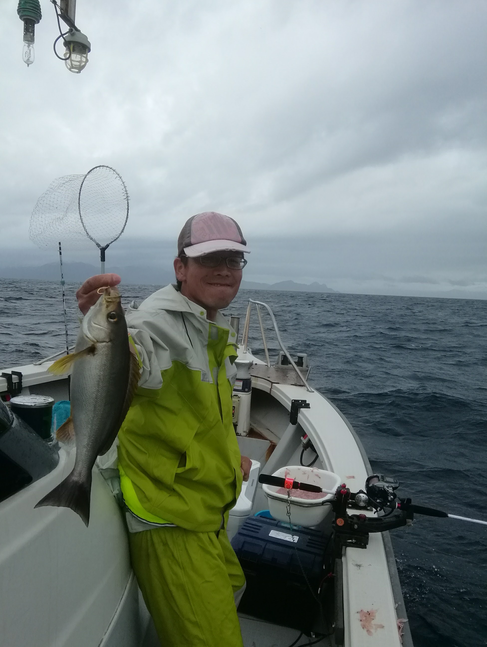 9月9日小浜沖へ天秤釣りでハマチ60cm1匹イサキ25cm前後5O匹でした。 日本海小浜の釣り船わかさⅡ