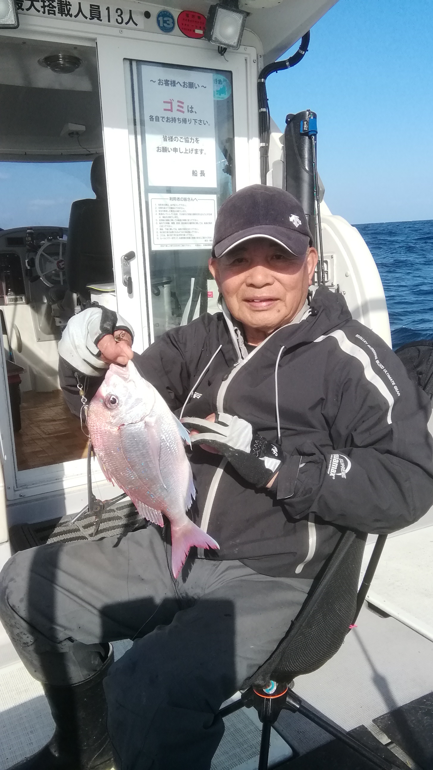 10月25日天秤釣りでタイ30～40cm25匹、アジ25～35cm7匹、甘鯛25cm3匹、チダイ7匹、 マルハギ20cm1匹でした。 日本